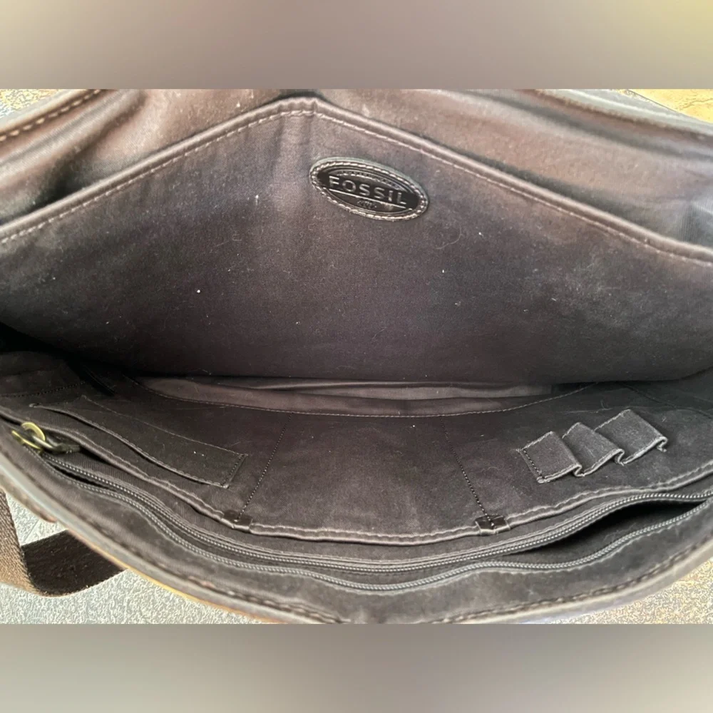 Fossil Estate dark leather adjustable strap messenger laptop bag